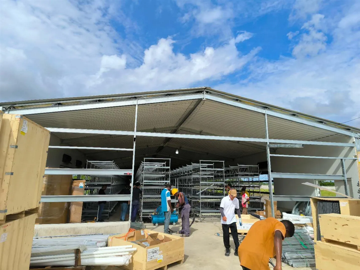 Prefabrikované domy na výrobu brojlerov na hydinu Oceľová konštrukcia Plne automatizované zariadenia na chov kurčiat